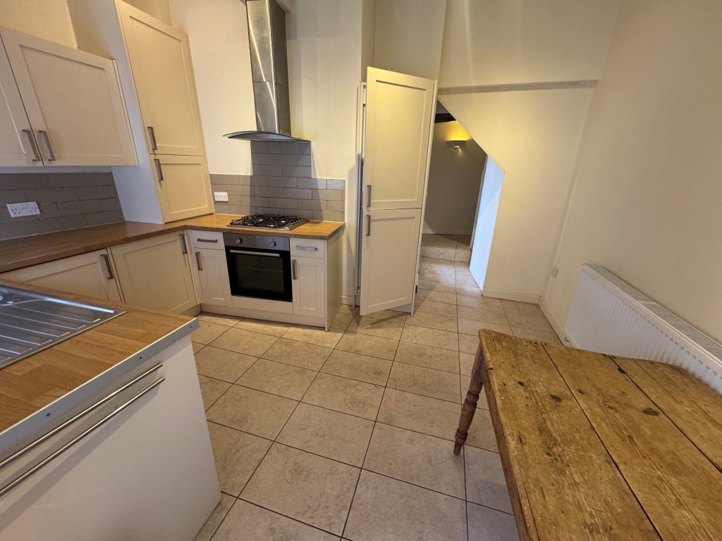 Lot: 85 - DOUBLE FRONTED SHOP AND MAISONETTE IN POPULAR CINQUE PORT TOWN - Residential - Kitchen alternative view